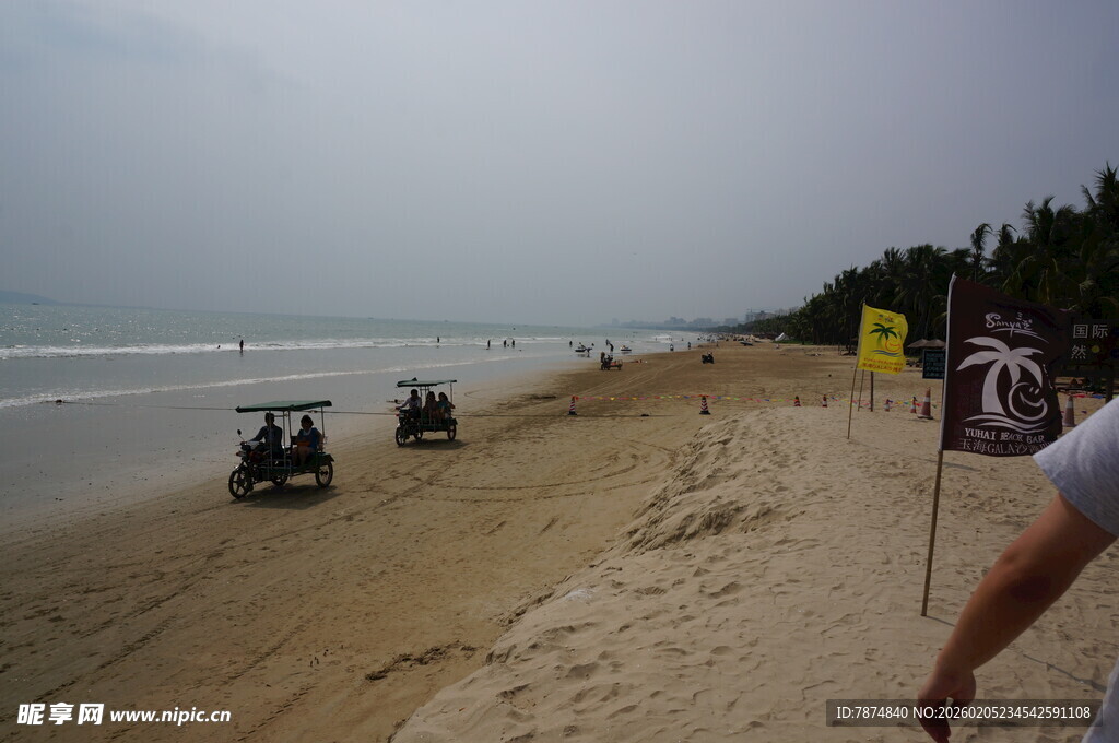 三亚沙滩上的四轮摩托