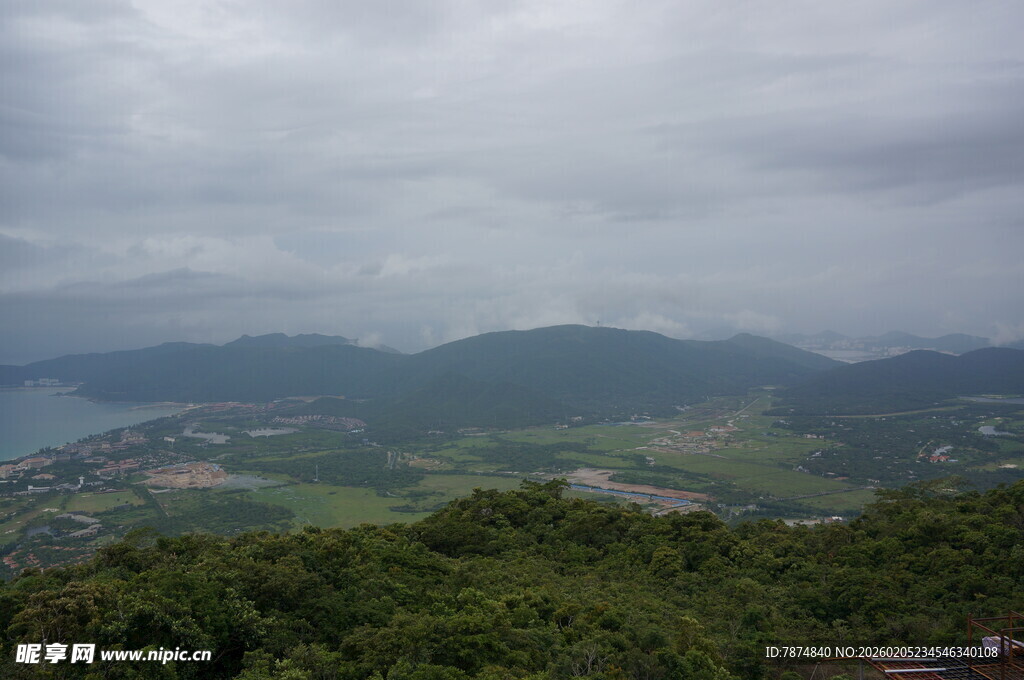 三亚云雾缭绕的山峦景色