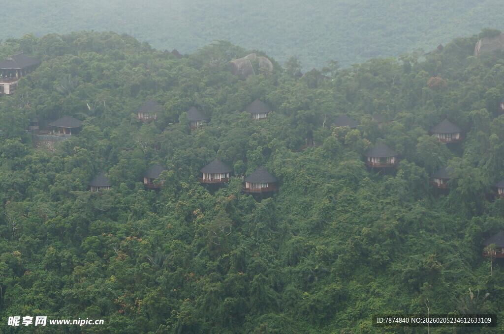 三亚山林中的错落木屋景观