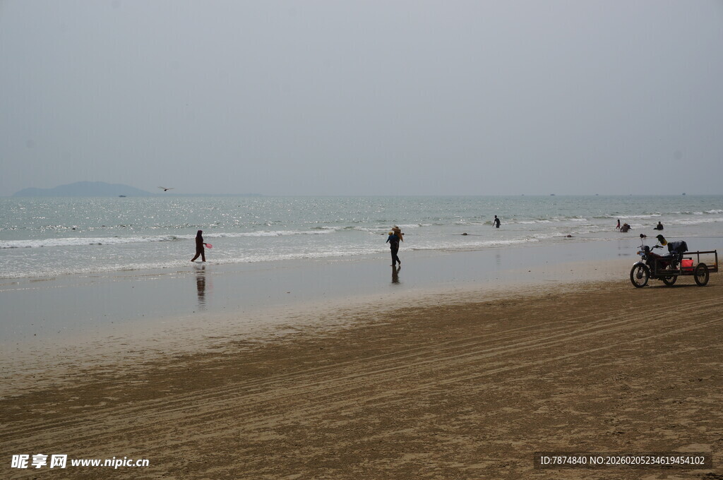 三亚海边漫步的惬意时光