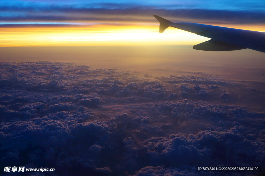 三亚飞机上俯瞰壮丽云海日出