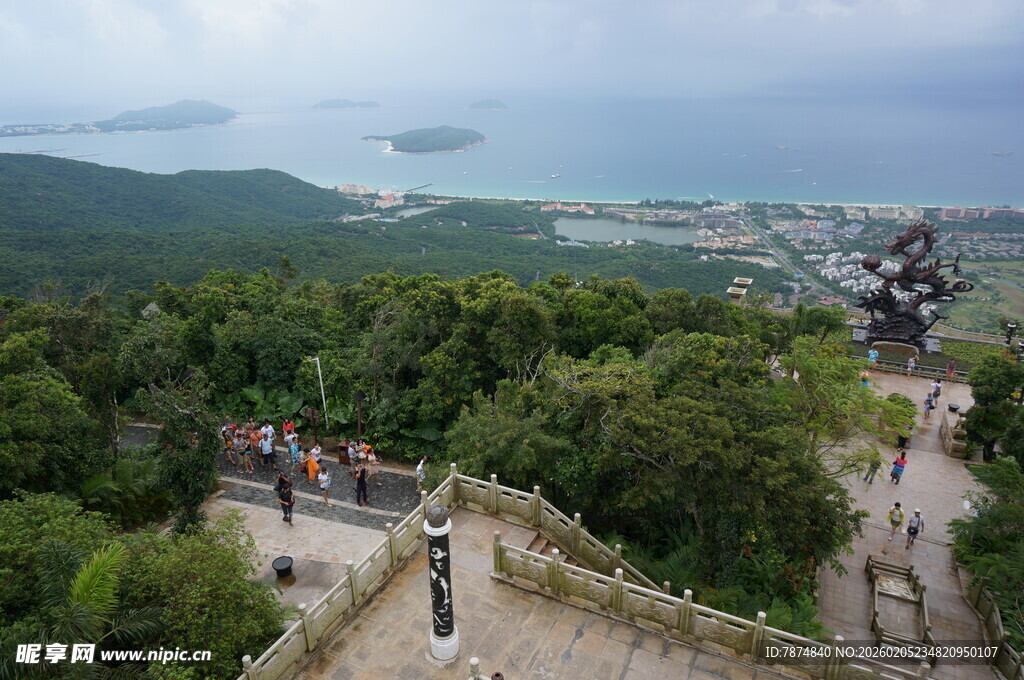 三亚俯瞰山间步道与远处景致