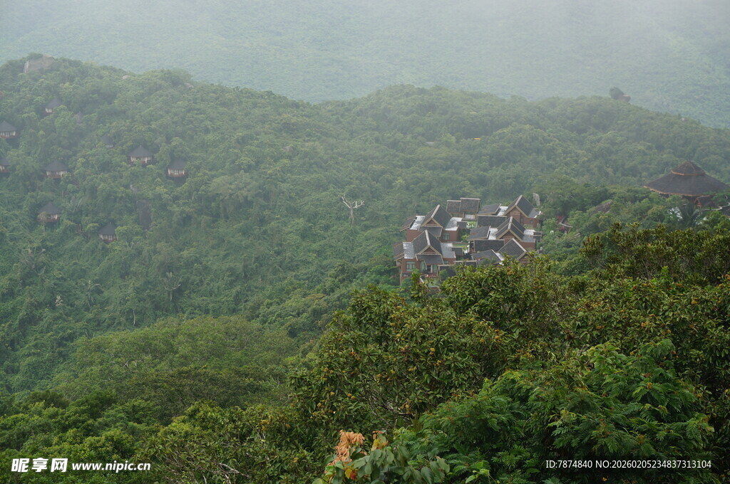 三亚山林云雾缭绕的自然景致
