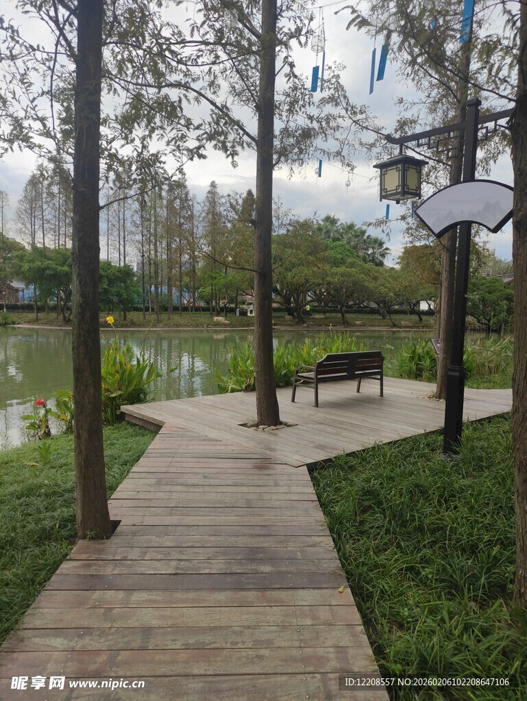 湖畔木栈道风景