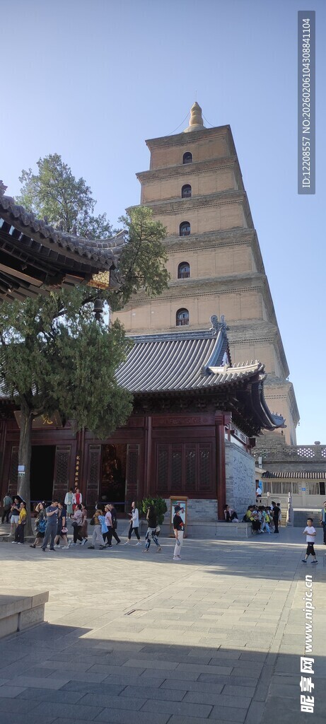 古朴古塔矗立广场