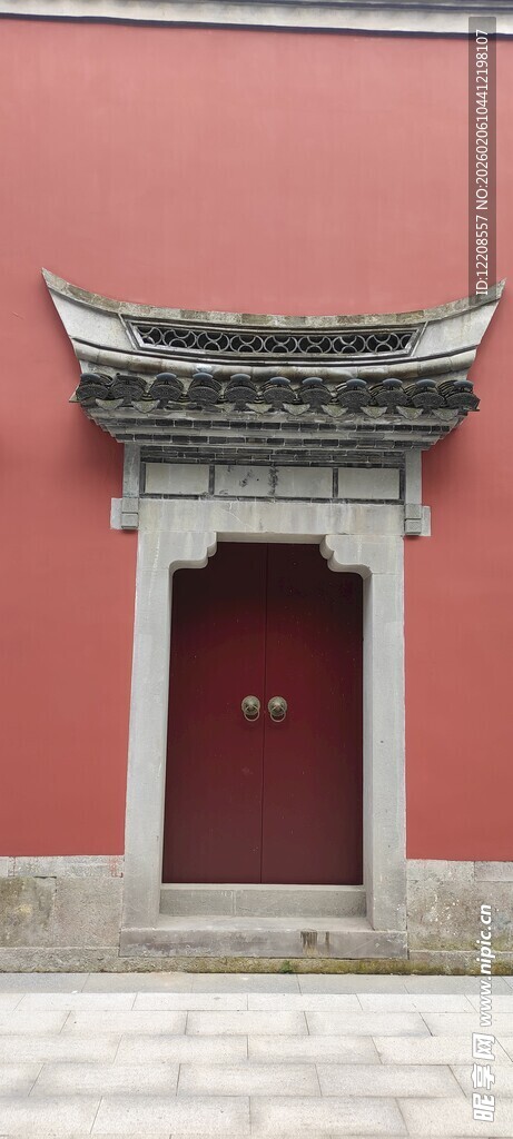 中式红墙灰瓦的古朴门庭