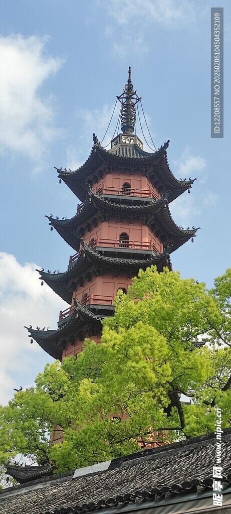 中式古塔与葱郁绿树相映