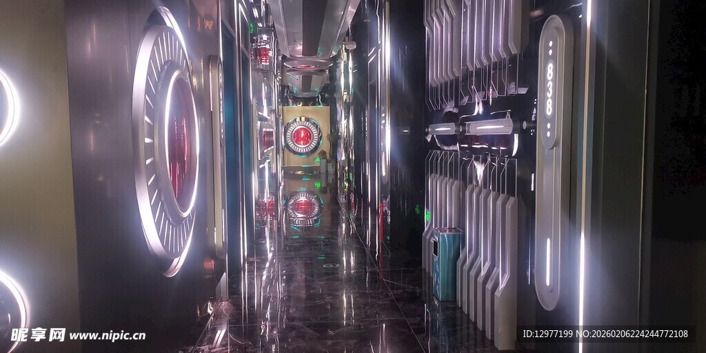 炫酷灯光装饰的狭长通道