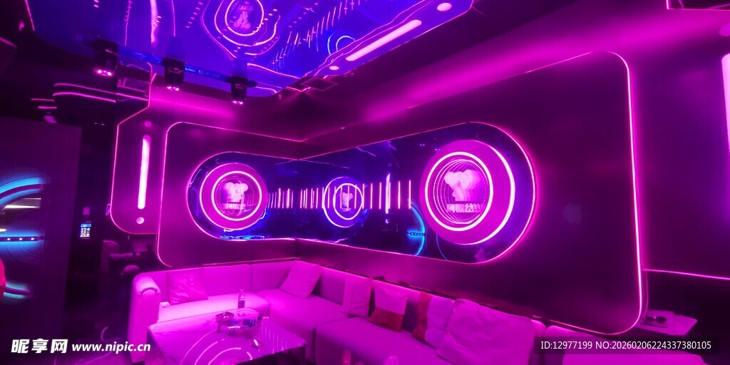 炫酷紫色调的KTV电竞室内场景
