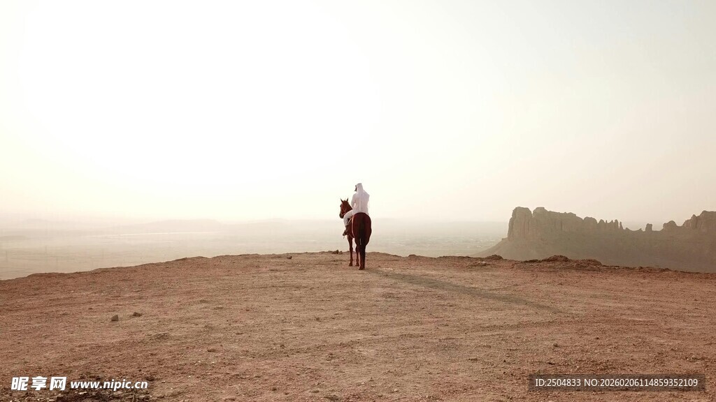 一人漫步于开阔荒凉之地