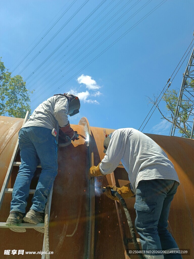 工人屋顶作业场景