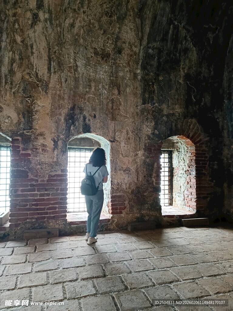古老石屋中孤独的身影