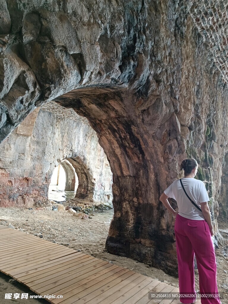  客探秘洞穴景观