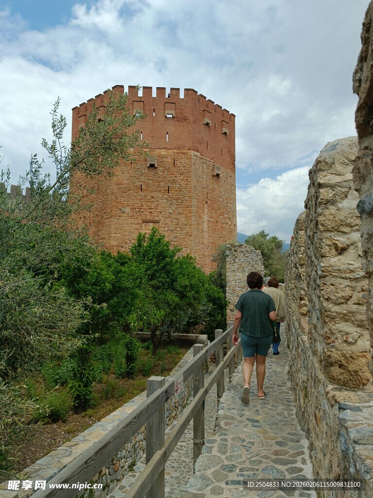 漫步古城小道的旅行者