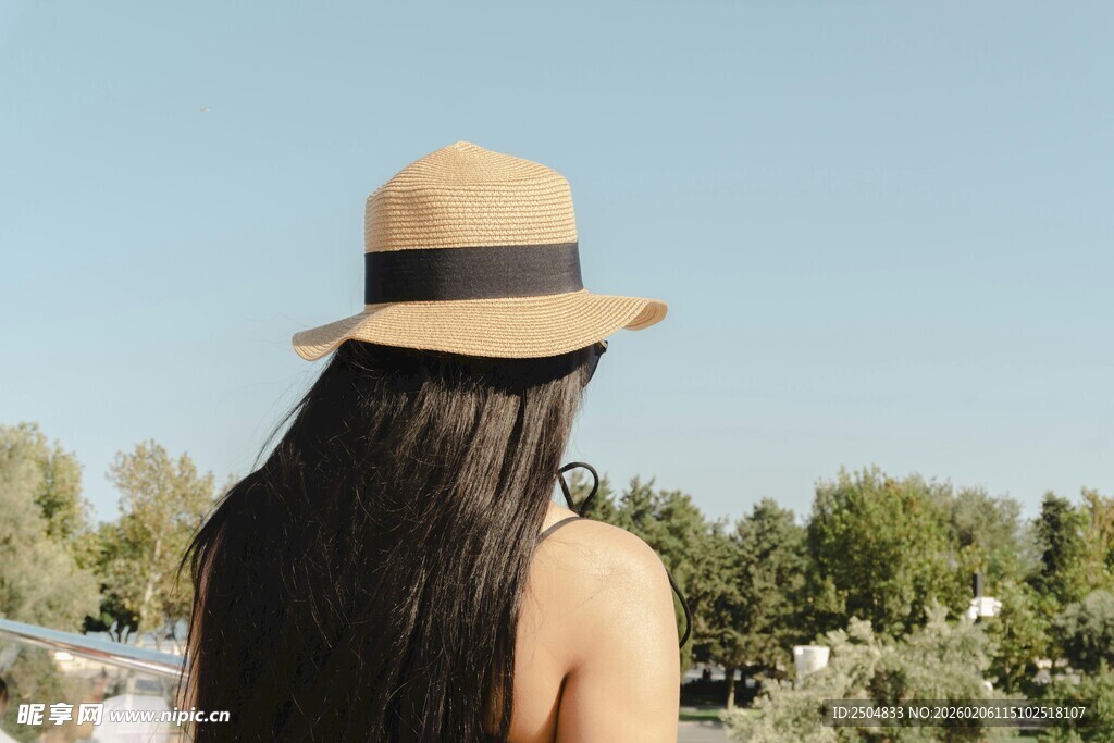 戴帽女子的背影风景