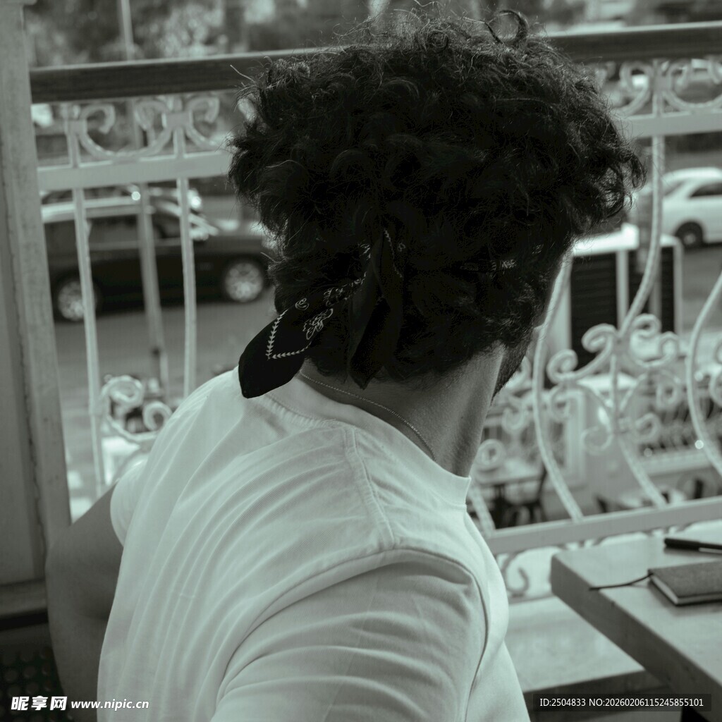 专注工作的卷发背影