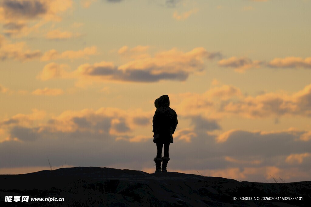 夕阳下的孤独身影