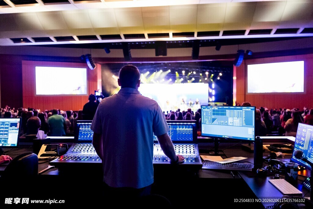 舞台上的DJ操控设备