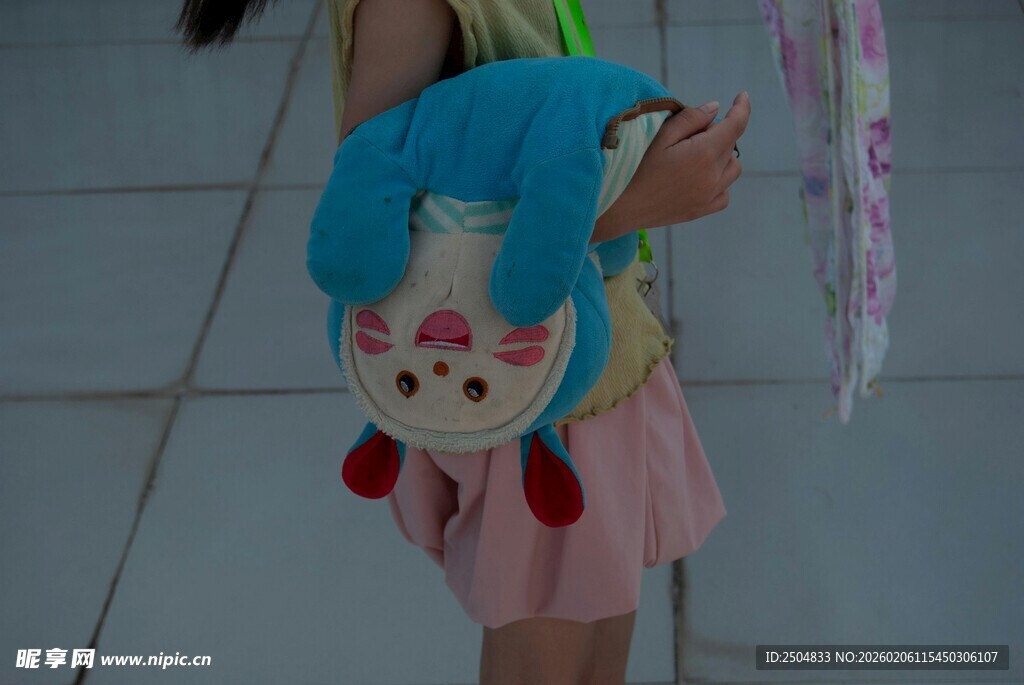 可爱卡通背包的小女孩