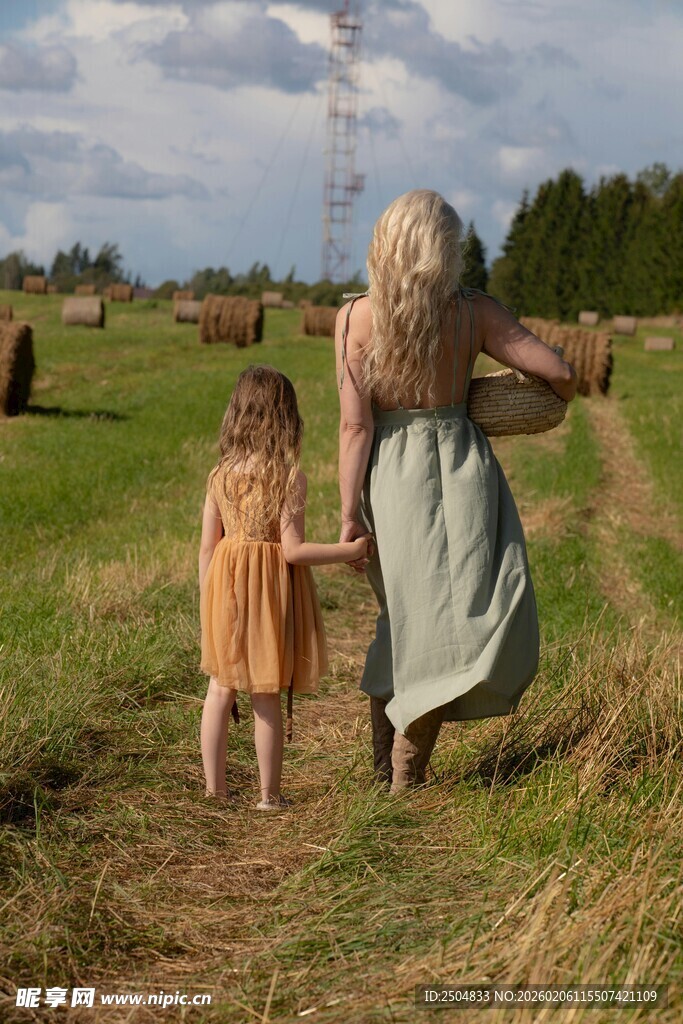 田野中母女提篮漫步画面