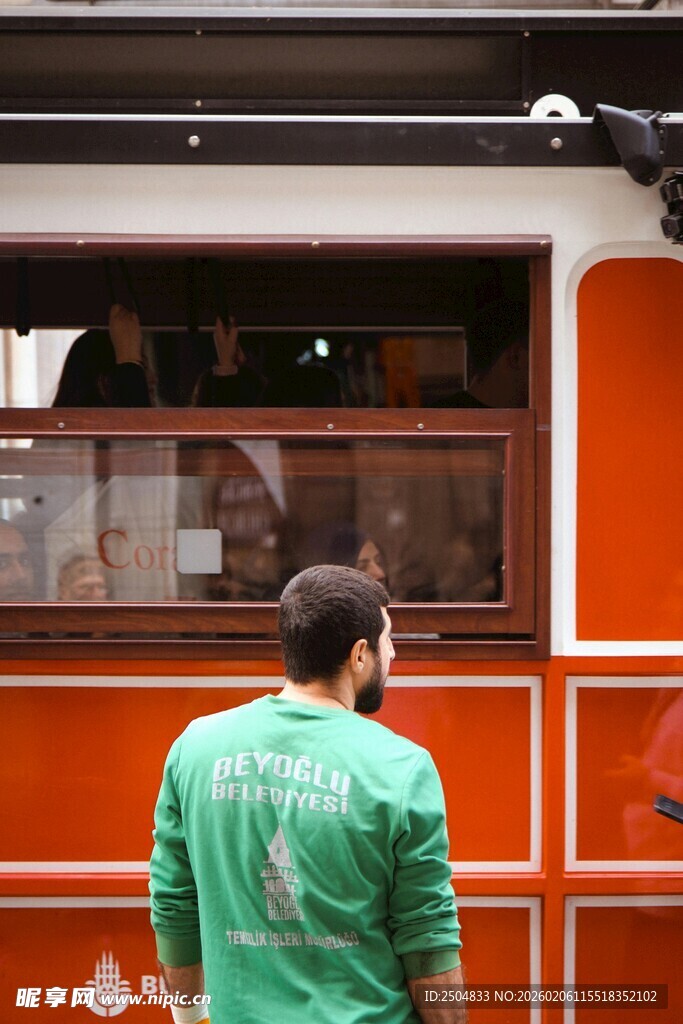 男子驻足橙色餐车旁