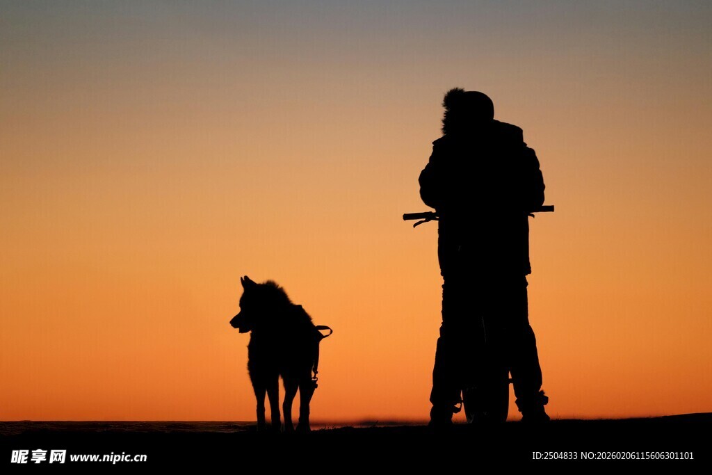 夕阳下人与狗的温馨剪影