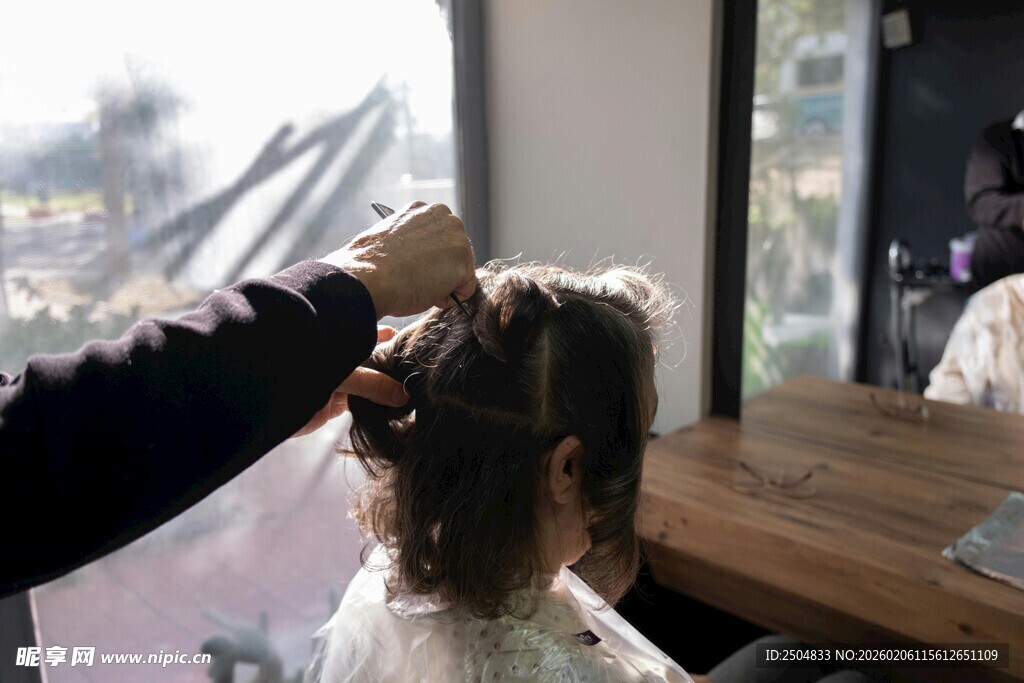 小孩在理发店理发场景