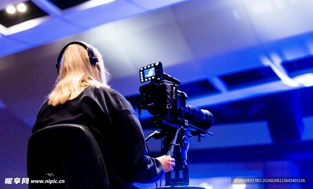 摄影师专注操作摄影设备