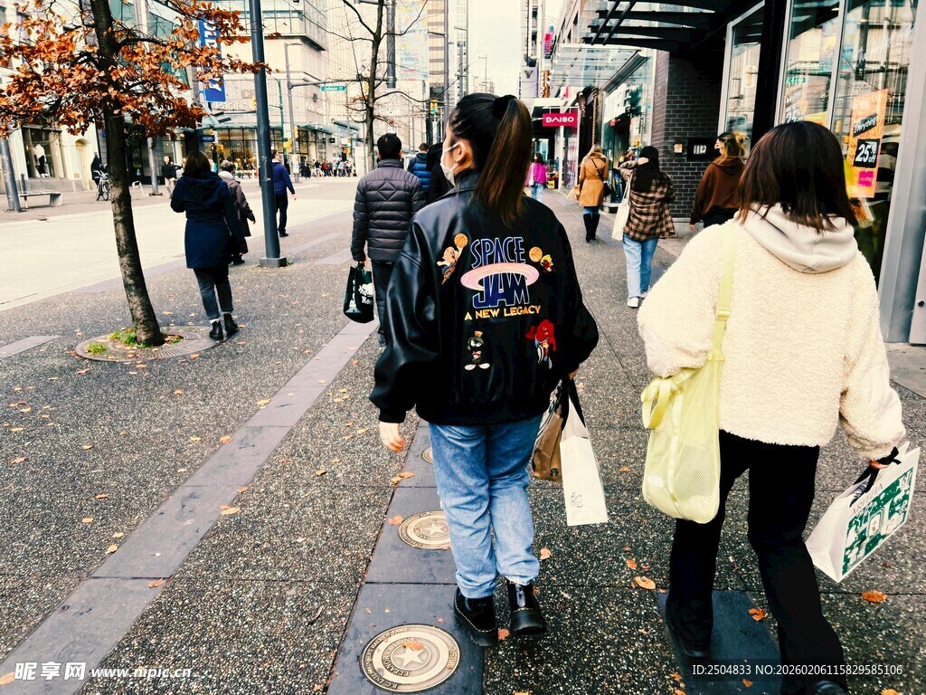 城市街道行人日常出行