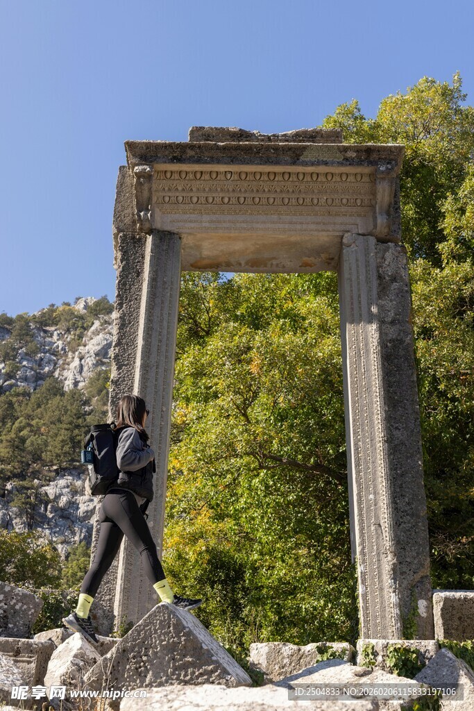  客于古老石柱旁漫步