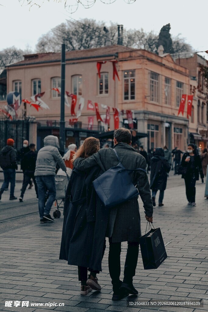 街头漫步的人群与欧式建筑