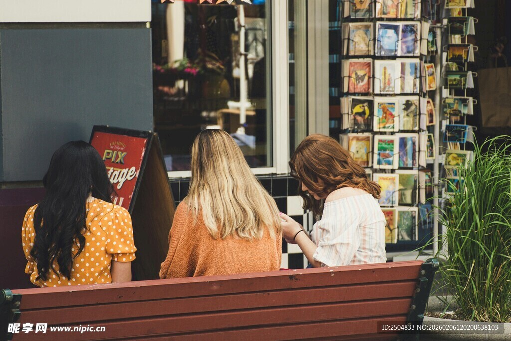 户外长椅上休闲的女士们