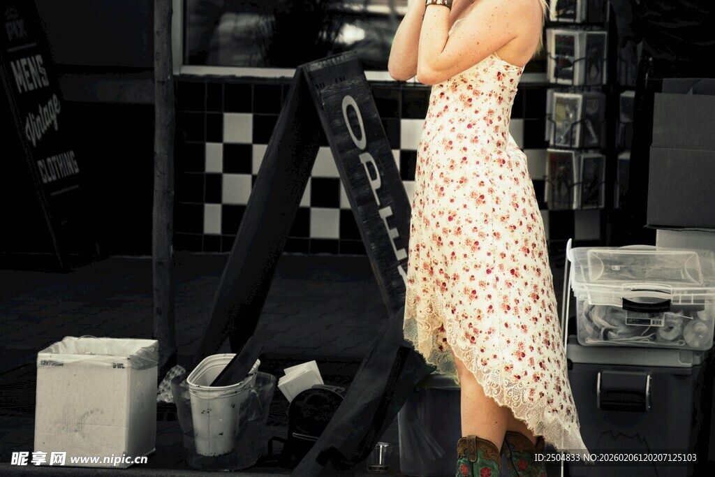 时尚模特展示个性穿搭