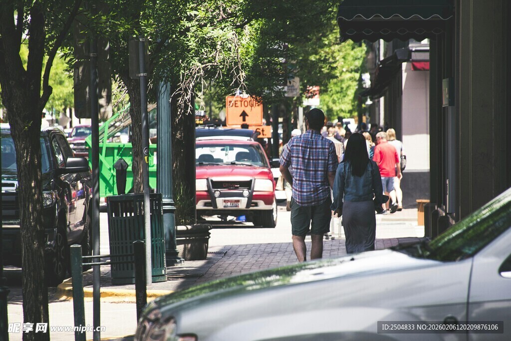 街道行人与停放车辆景象