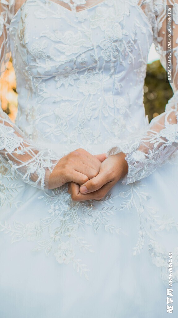 新娘双手交叠的优雅瞬间
