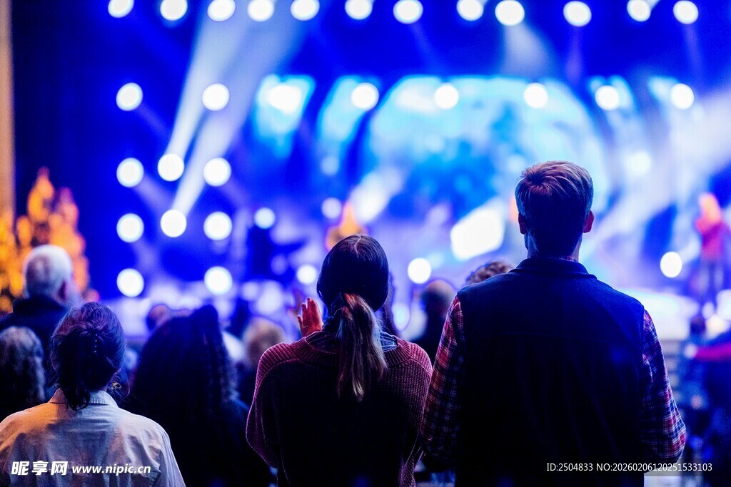 舞台表演下的观众身影