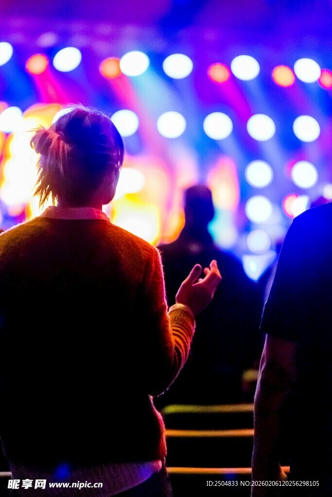 观众观看舞台演出场景