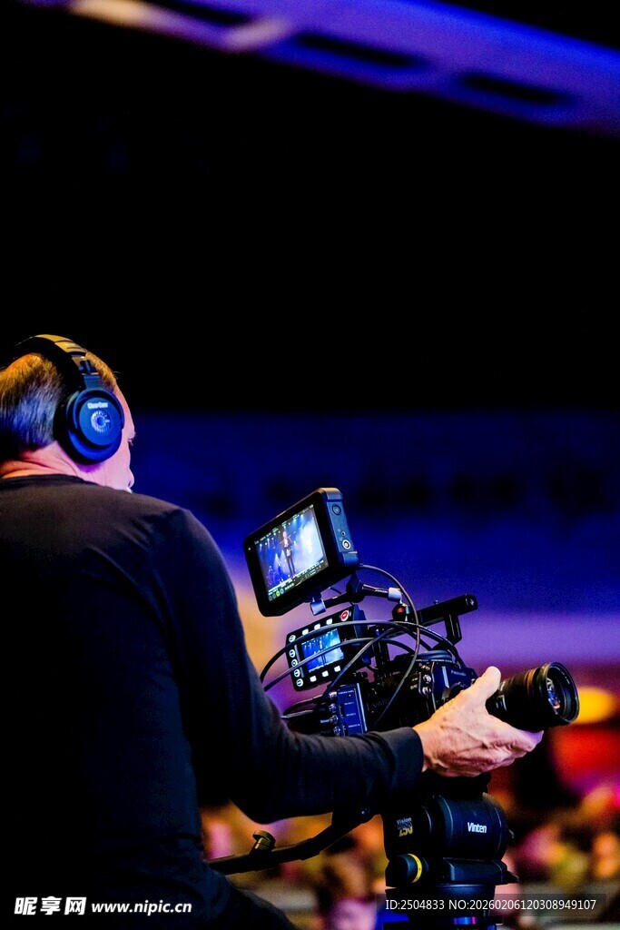 专业摄像师专注拍摄瞬间