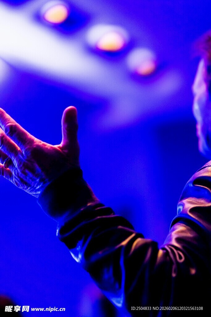 舞台上表演者伸展的手掌