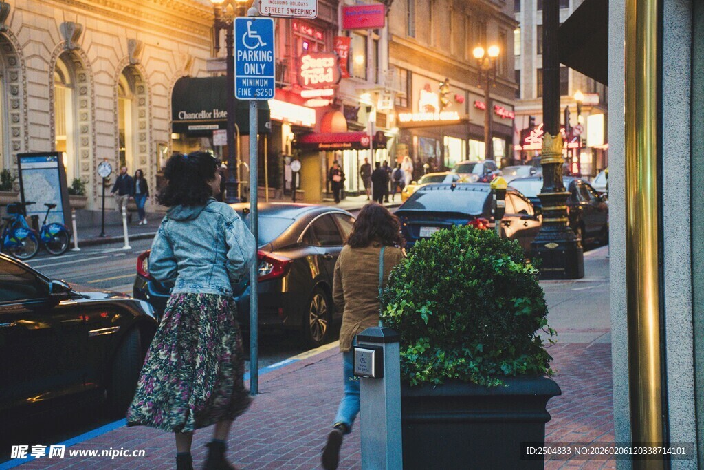 都市街头的漫步瞬间