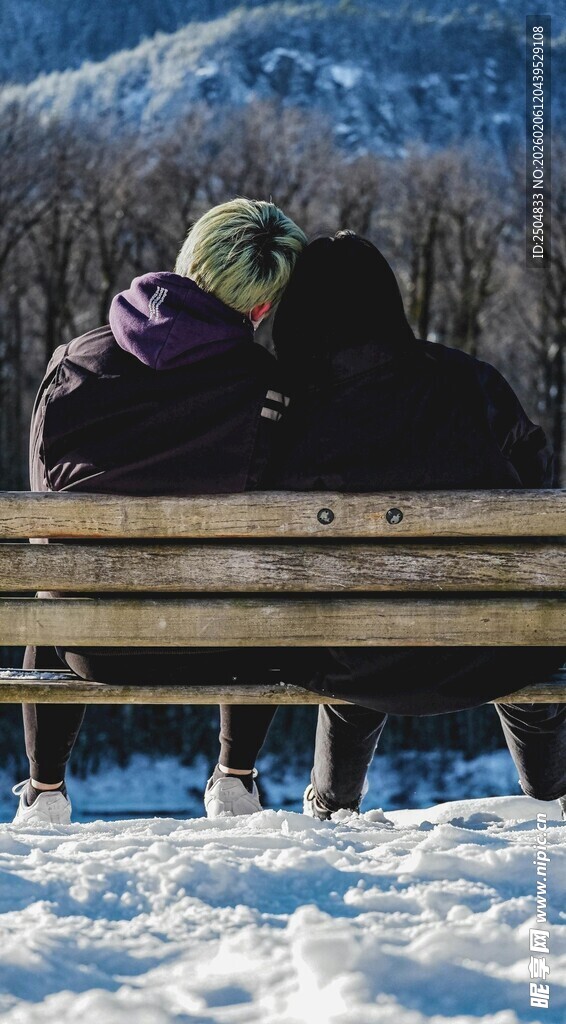 冬日长椅上依偎的两人