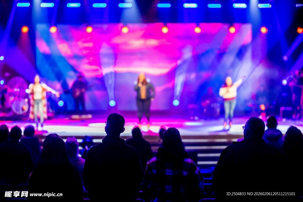 舞台演出场景 观众聚精会神