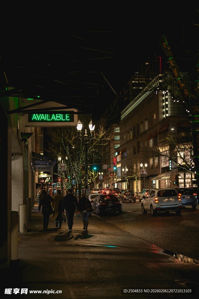 夜晚城市街道热闹景象