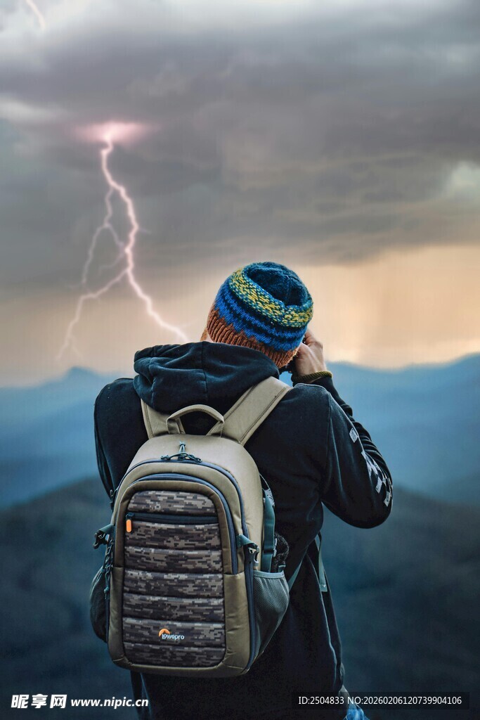 背包客观闪电壮丽瞬间
