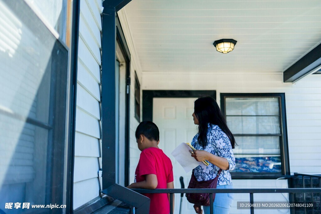 母子阳台互动温馨场景