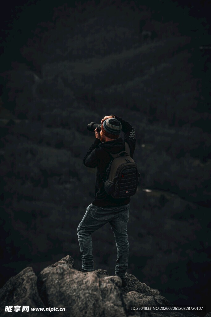 孤独攀登者于山巅眺望