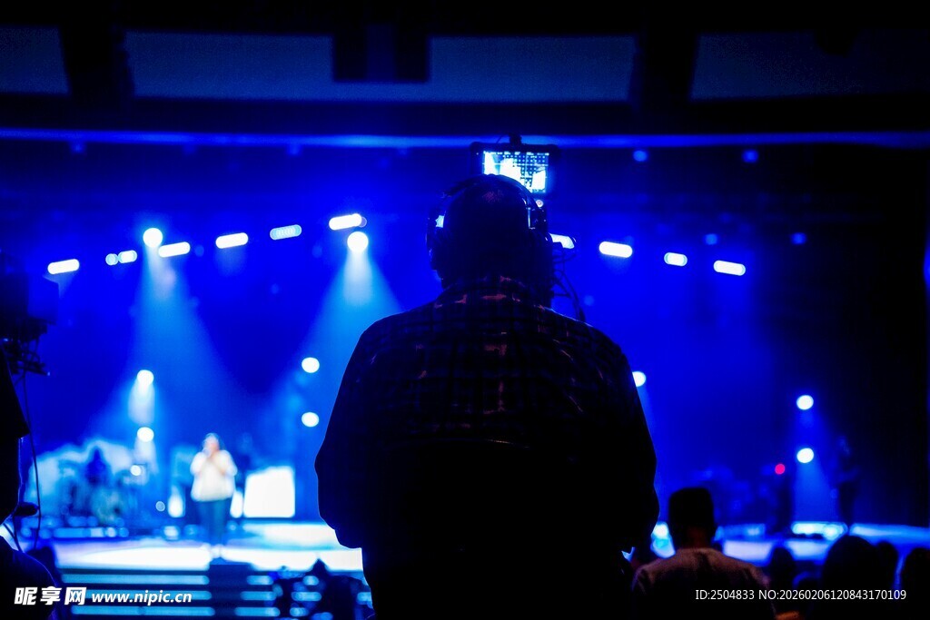 舞台前观众背影