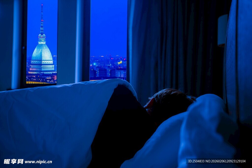 夜晚窗边孤独的休憩身影