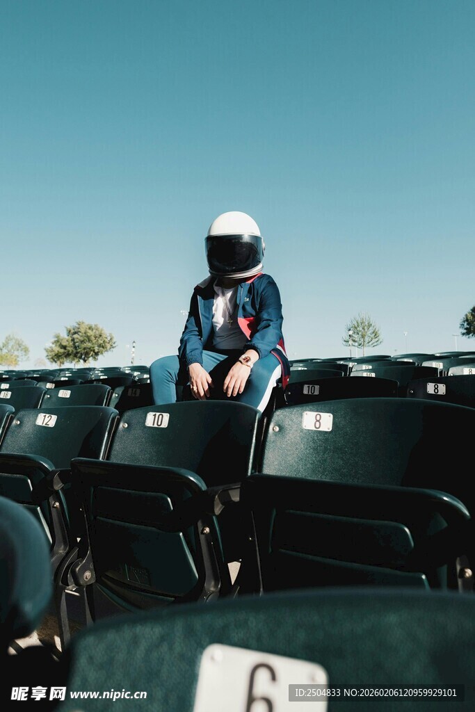 赛车手立于赛车间