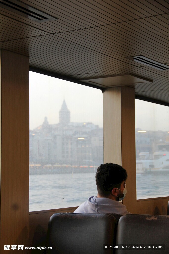 窗边男子眺望城市风景